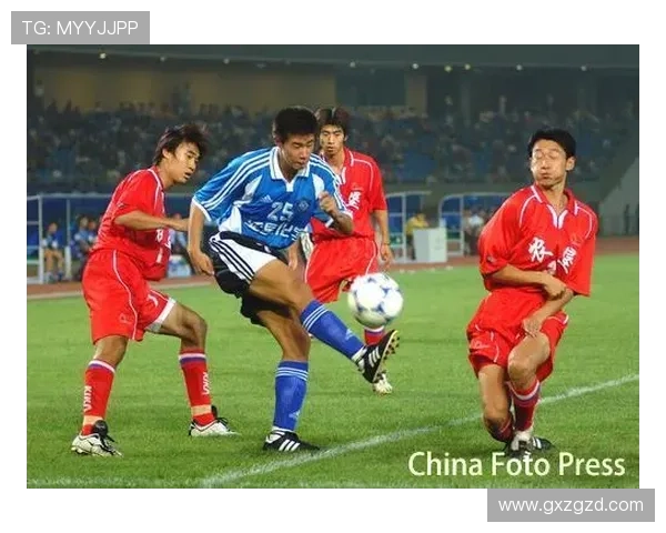 聚焦俱乐部足球明星球员的成长轨迹与赛场表现分析 聚焦俱乐部足球明星球员的成长轨迹与赛场表现分析